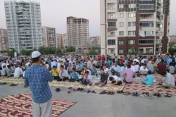Çocuklara iftar yemeği