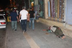 Suriyeli dilenci kaldırımda uyuya kaldı