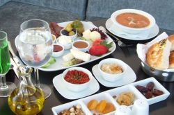 “Bir kişilik oruç tutup iki kişilik iftar yapmayın”