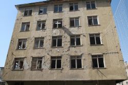 Metruk binalar tehlike saçıyor