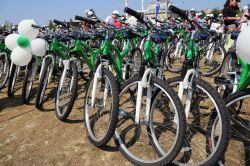 Başarılı öğrenciler bisikletle ödüllendirildi