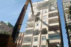 Diyarbakır’da kolonu patlayan bina yıkıldı