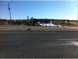 Un Çuvalları Yola Savruldu