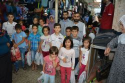 Batman’da IHO-EBRAR yetimleri giydirdi