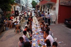 Mersin Bilge Eğitim Der’den halka açık iftar yemeği