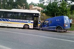 Kaza yapan para nakil aracını soydular