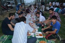 İkra Der’den açık alanda iftar programı