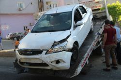 Lastiği patlayan otomobil orta refüje çarptı