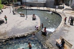 Çocuklar tarihi Anzele Suyu’nda serinliyor