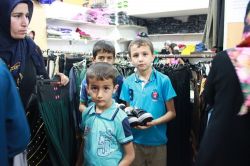 Gaziantep’te yetimlere bayram elbisesi dağıtıldı