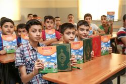 Yaz Kur’an kursu öğrencilerine Kur’an hediye edildi