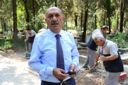 Adana’daki mezarlıklar bayram ziyaretleri için hazırlanıyor