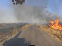 Anız yangını yine elektriksiz bıraktı