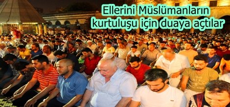 Ellerini Müslümanların kurtuluşu için duaya açtılar
