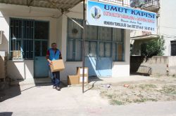 İzmir Umut Kapısı'ndan gıda yardımı