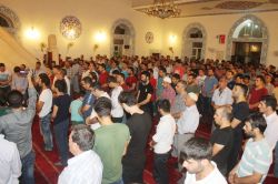 Kadir Gecesinde eller dua için semaya açıldı