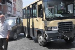 Yolcu minibüsü ile otomobil çarpıştı