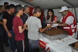 Kızılay Kadir Gecesi’nde helva dağıttı