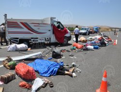 Tarım işçilerini taşıyan kamyonet devrildi: 3 ölü, 8 yaralı