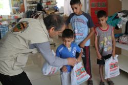 Adana Umut-Der yetim çocuklara bayramlık giydirdi