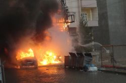 Yanan trafodan sıçrayan alevler 2 aracı küle çevirdi