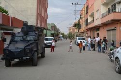 Evinin önünü temizleyen kadına kurşun isabet etti