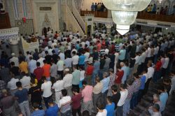 Son Teravih'te halk camilere akın etti