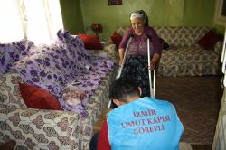 İzmir Umut Kapısı arefe günü de yardımlarını sürdürdü