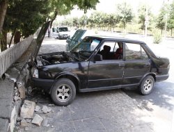 Gaziantep'te alev alan otomobil duvara çarparak durabildi