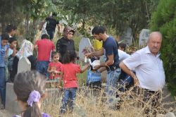 Arife gününde mezarlıklara ziyaretçi akını