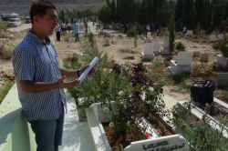 3 yıl önce vefat eden Filistinli annesini ziyeret edip Kur'an dinletiyor