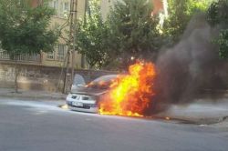 Batman’da otomobil seyir halindeyken alev aldı