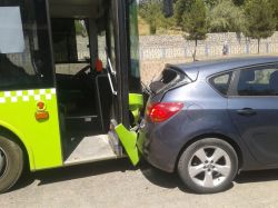 Çınar'da el freni çekilmeyen otomobil kaza yaptı