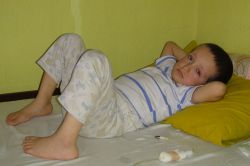 Sistinozis hastası çocuk kendisine uzanacak yardım eli bekliyor video