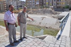 Ölüme davetiye çıkaran kaldırım tepkilere neden oluyor