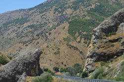 Bitlis’le özdeşleşen delikli taşın özel manzarası