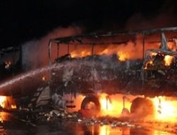 PKK'liler Van'da 3 tırı daha ateşe verdi