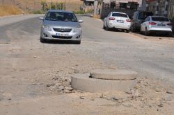 Sokak ortasındaki kanalizasyon kapağı tehlike saçıyor