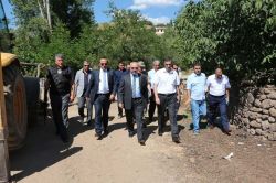 Vali Köşger köy çalışmalarını yerinde inceledi