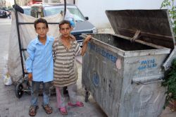 10 kişilik aileye çöp toplayarak bakıyorlar