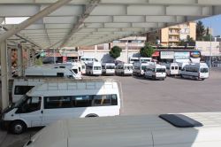 Kâhta şehirlerarası otogarının camları tehlike saçıyor