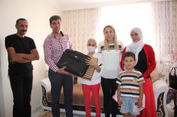 Vali’den lösemi hastasına hediye bilgisayar