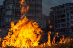 Anız yangının alevleri halkı tedirgin etti