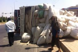 Saman yüklü kamyon devrildi