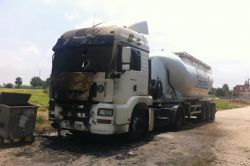 Tarsus’ta park halindeki TIR, PKK yandaşları tarafından