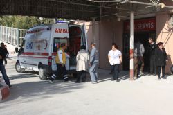 Baba ile oğla otomobilin altında kaldı