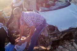 Yol işaretlerine çarpan araç takla attı: 3 yaralı