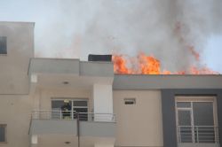 Yapımı devam eden inşaatta yangın foto video