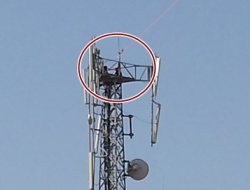 Çınar’da 50 metrelik direğe çıkan şahıs 16 saattir inmiyor