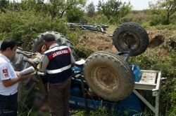 Devrilen traktörün altında kalan sürücüsü hayatını kaybetti